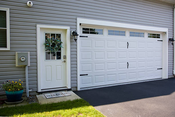 24/7 Emergency Garage Door Panel Replacement experts in Rossville, IL